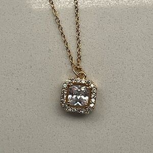 NWOT Elegant Gold Pendant Necklace